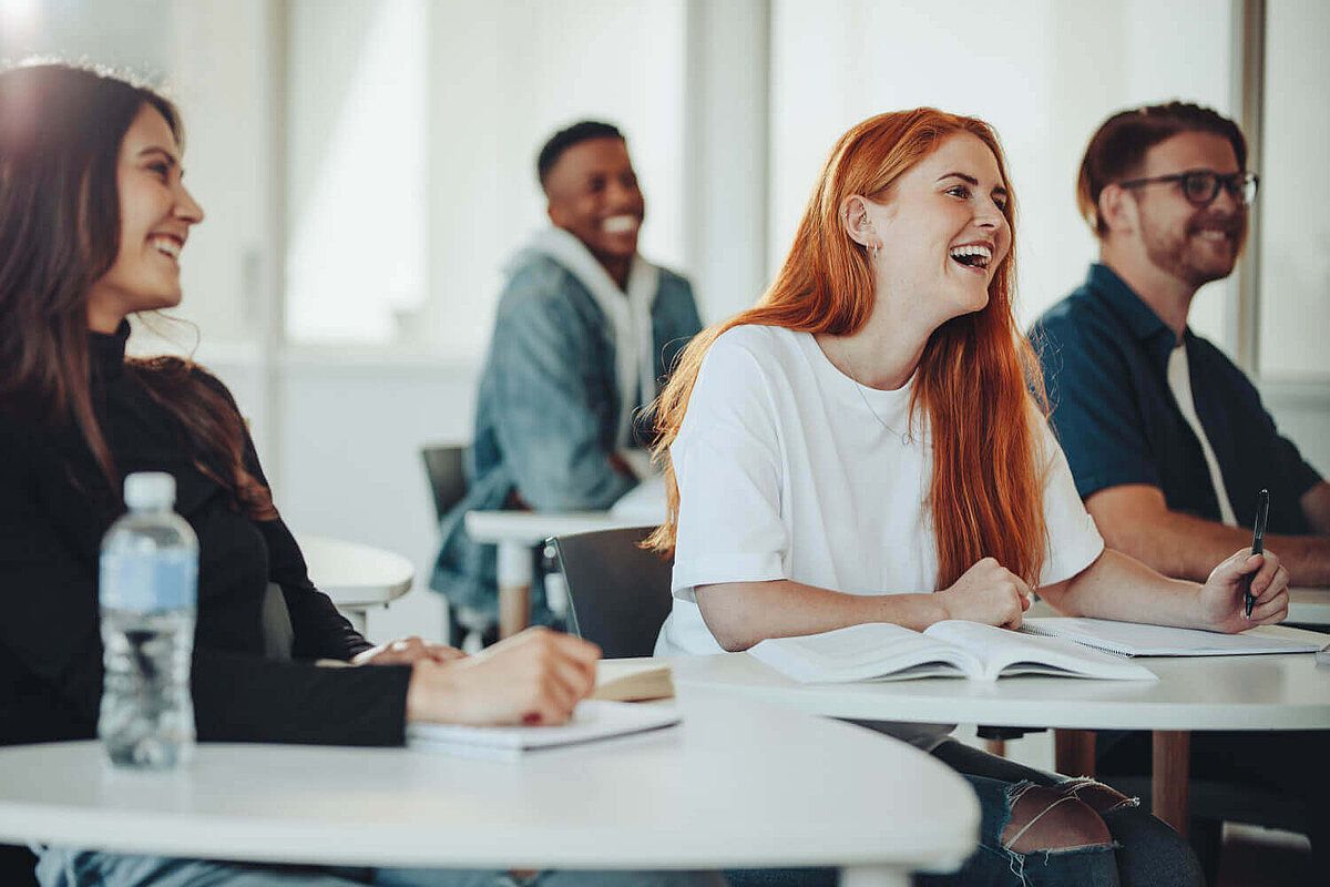 Eine Gruppe lernt gemeinsam im Deutschkurs bei iQ Lingua